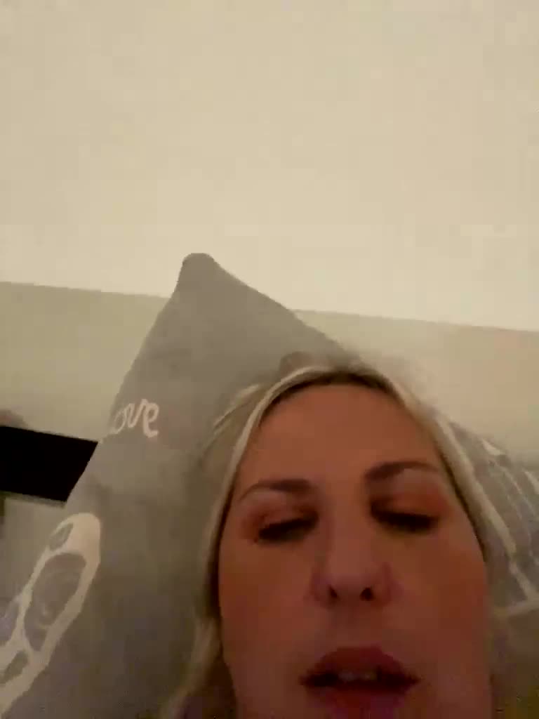 Roksi-8 Cam Model Chat September 26, 2025