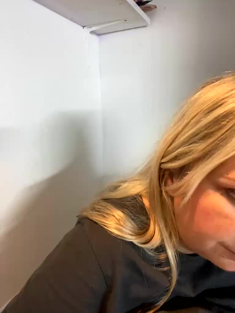 Roksi-8 Cam Model Chat September 26, 2025