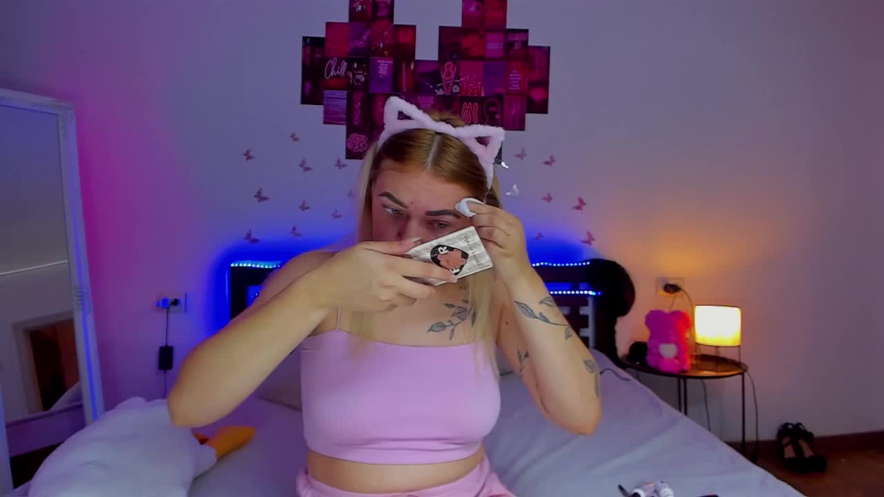 MikkiShows Cam Model Chat September 27, 2025