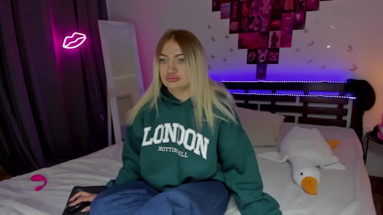 MikkiShows Cam Model Chat September 27, 2025