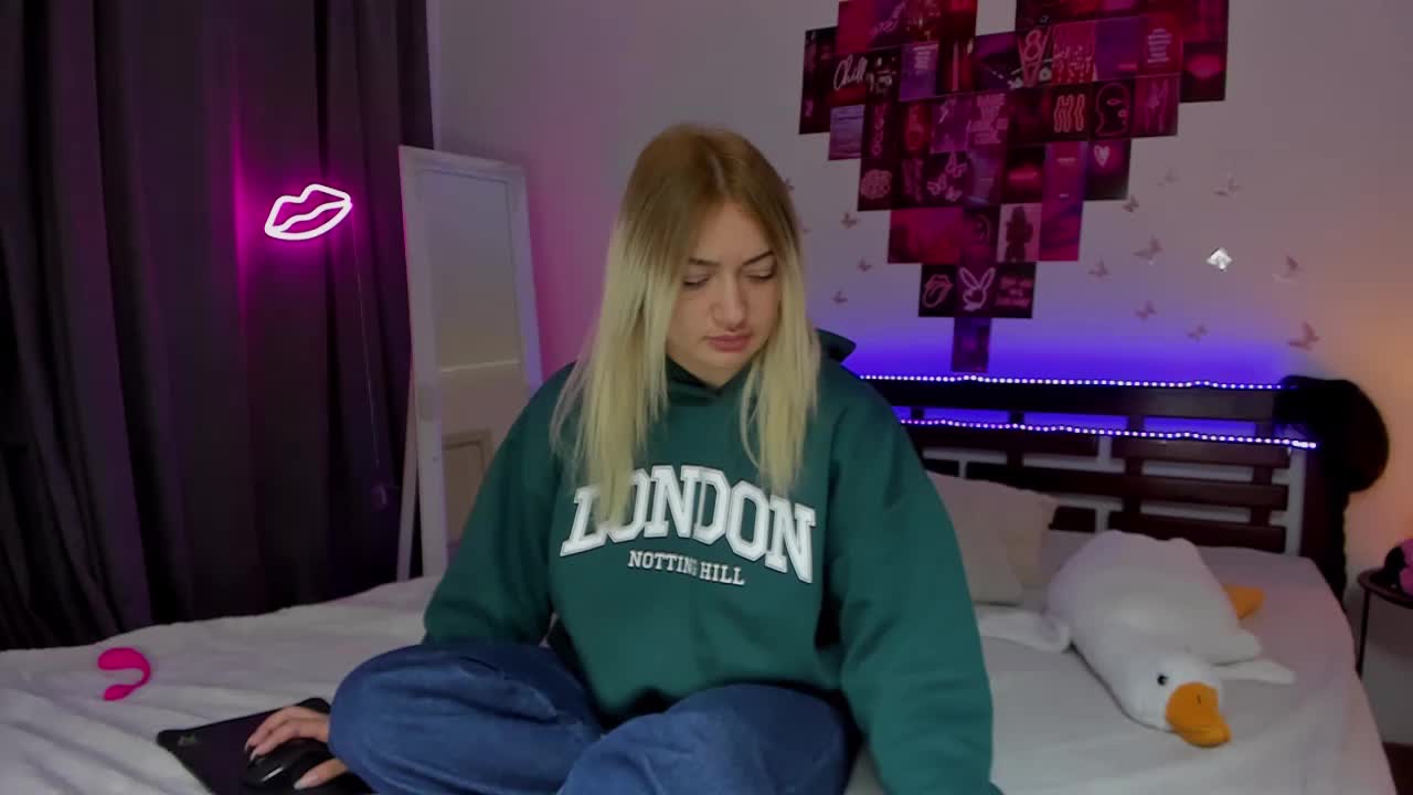 MikkiShows Cam Model Chat September 27, 2025