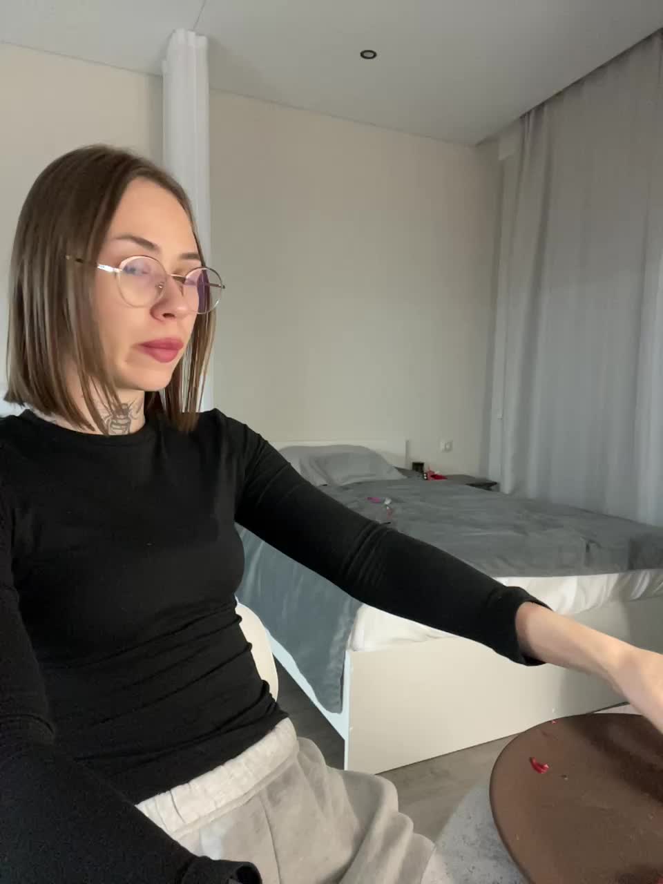 v_-_-_v Cam Model Chat September 28, 2025