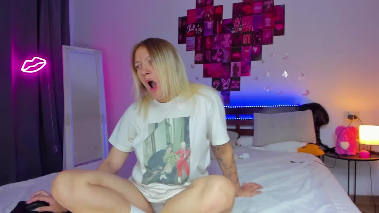 MikkiShows Cam Model Chat September 30, 2025