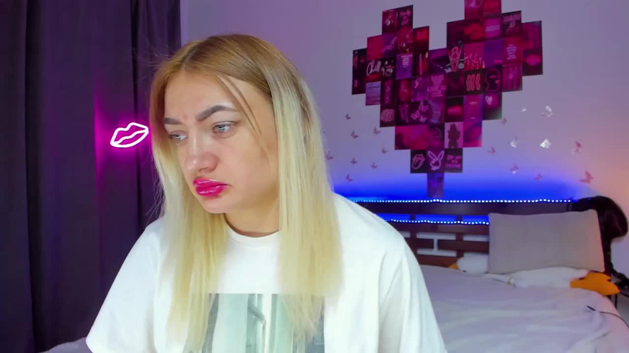 MikkiShows Cam Model Chat September 30, 2025