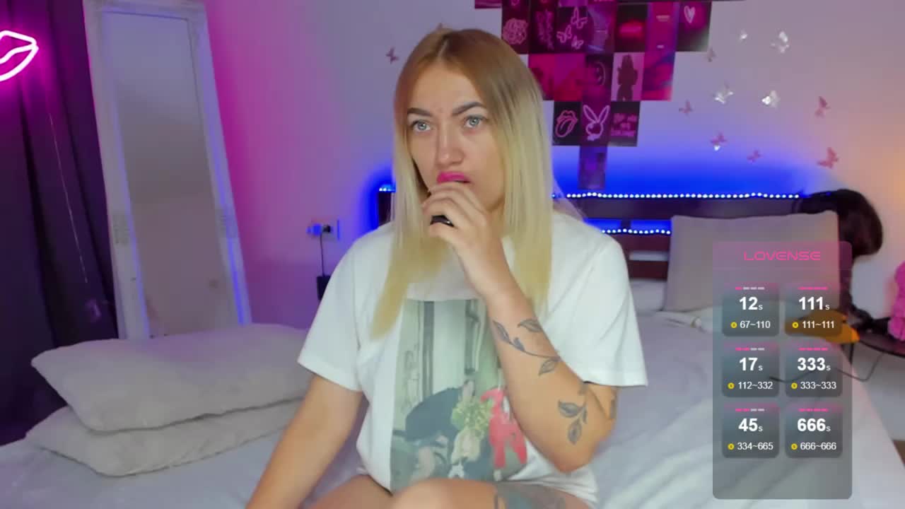 MikkiShows Cam Model Chat September 30, 2025