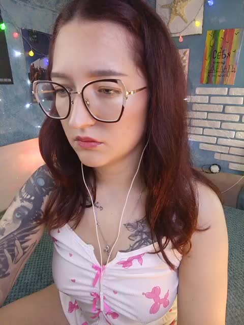 Mari_Gold Cam Model Chat September 30, 2025