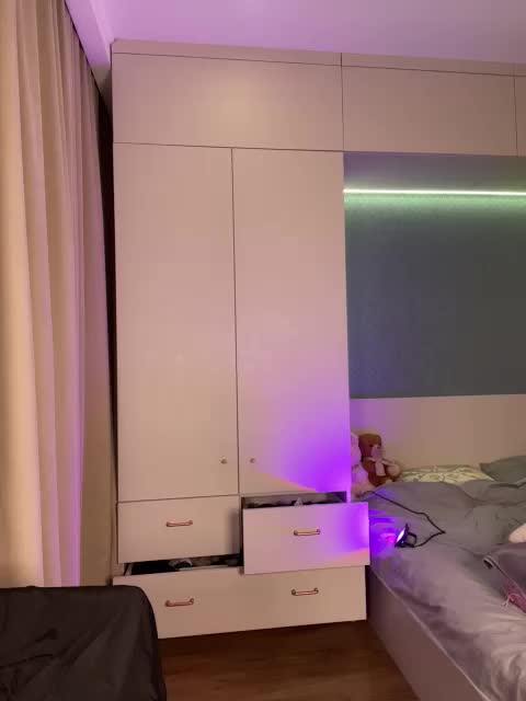 MelenaFox Cam Model Chat October 1, 2025