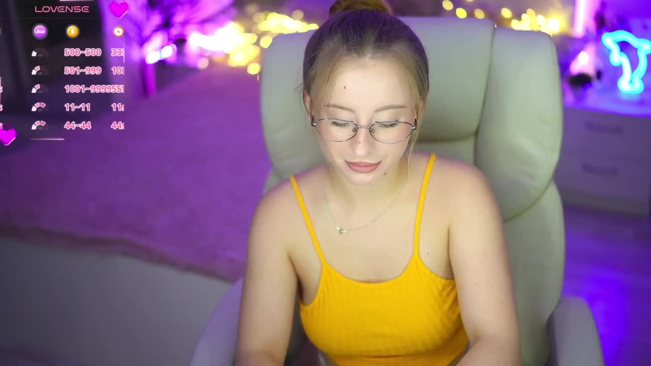 SilverrMoon Cam Model Chat October 1, 2025