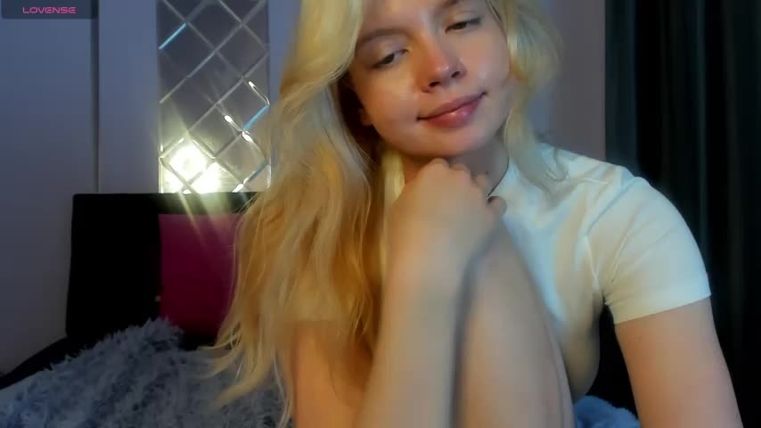 AlisaGoldie Cam Model Chat October 1, 2025