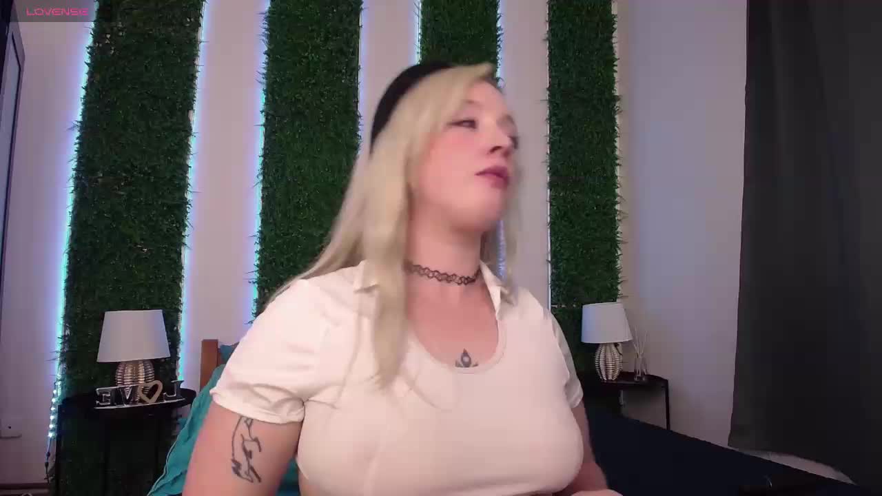 Nicole-Aniston Cam Model Chat October 1, 2025