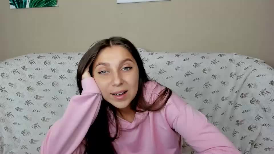 sinthiahug Cam Model Chat October 1, 2025