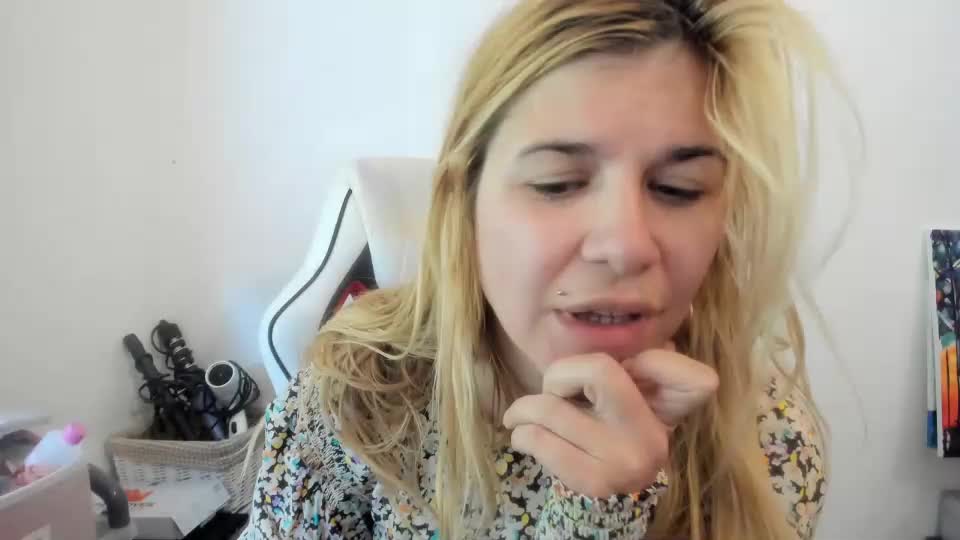 artsyandcraftsy_ Cam Model Chat October 1, 2025