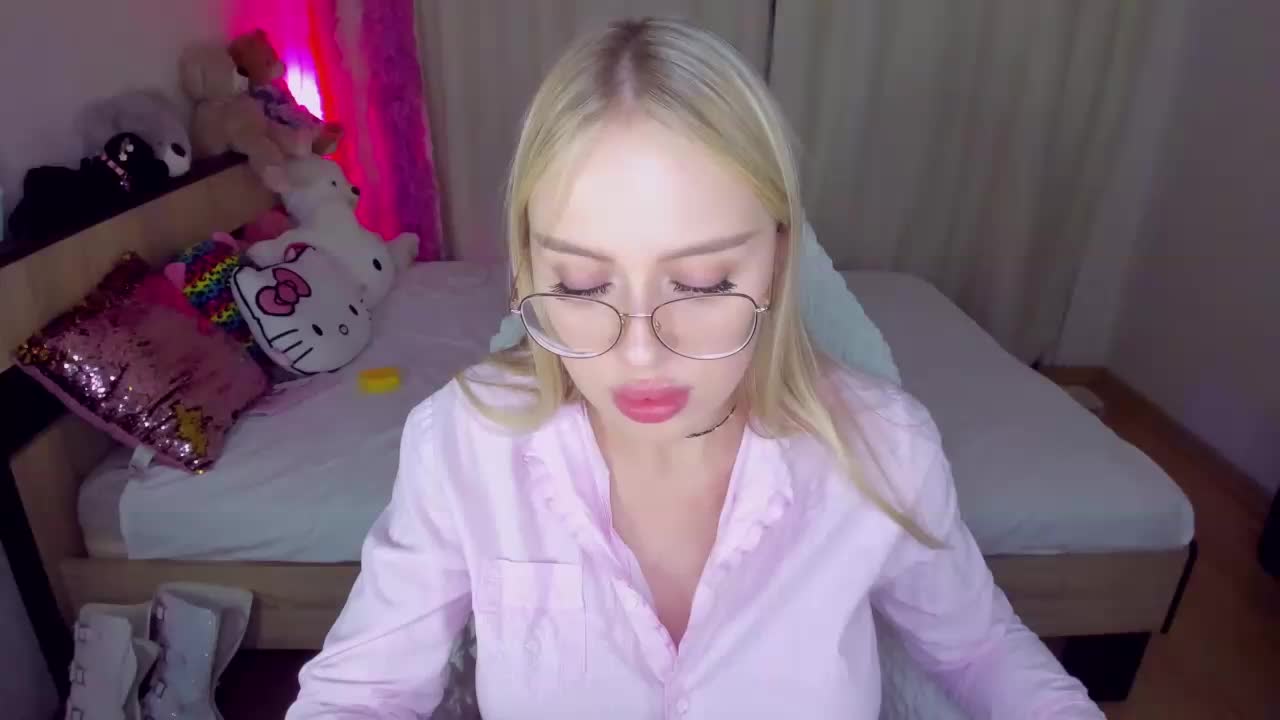 MindyKally Cam Model Chat October 2, 2025