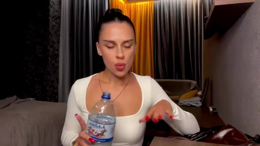 MariaValverdeee_2025-10-01_23-34-50_388 Cam Model Chat October 2, 2025