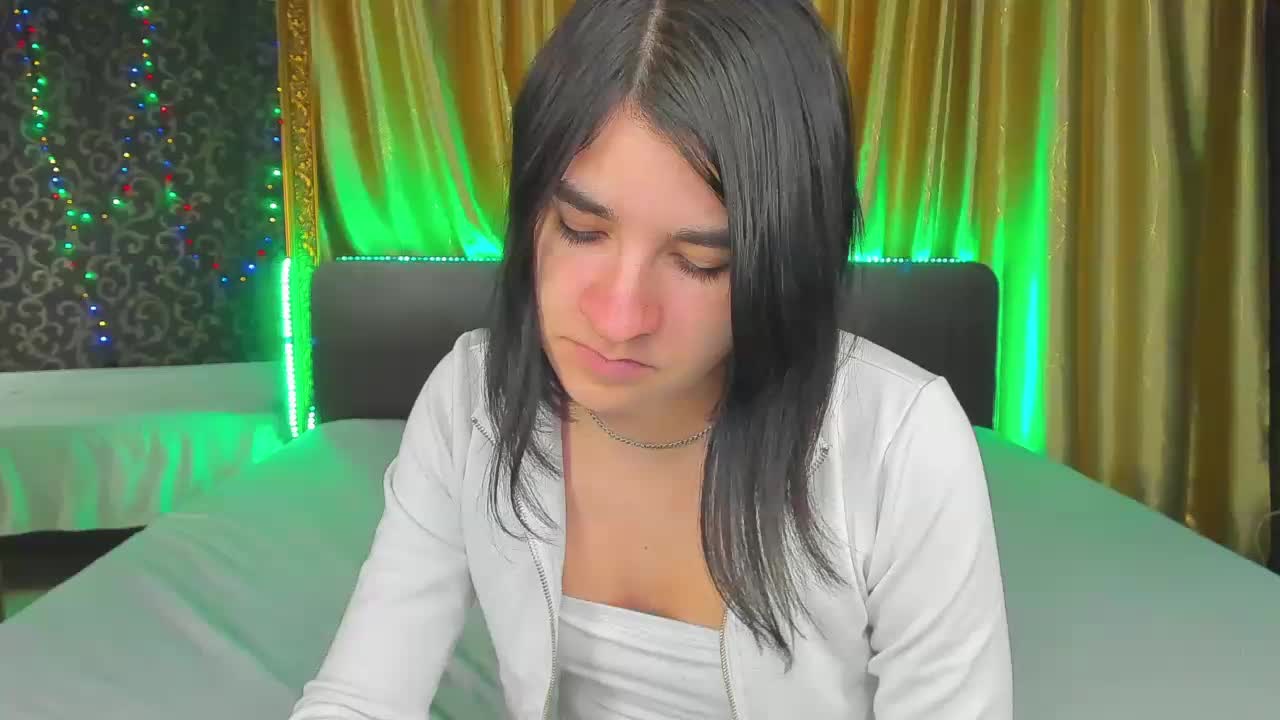 Polly-Love Cam Model Chat October 2, 2025