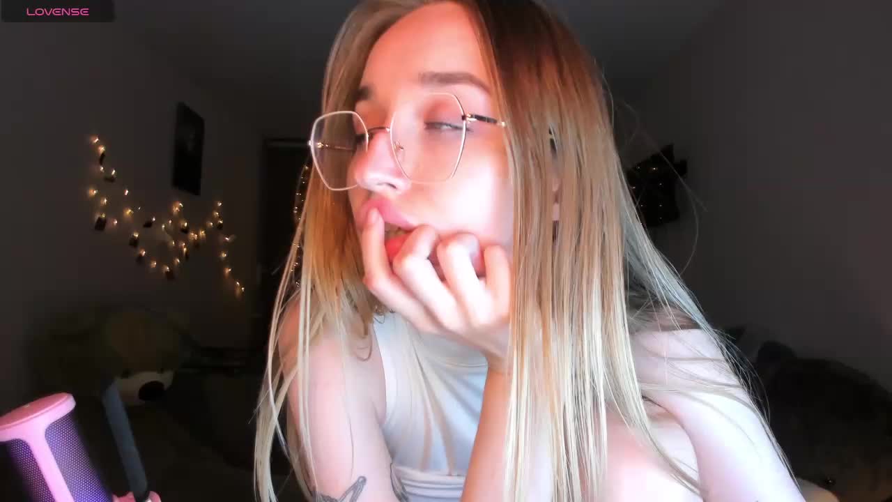 Polikinesis Cam Model Chat October 3, 2025