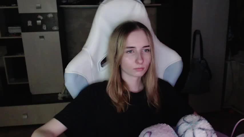 Cutti_Crystal Cam Model Chat October 4, 2025