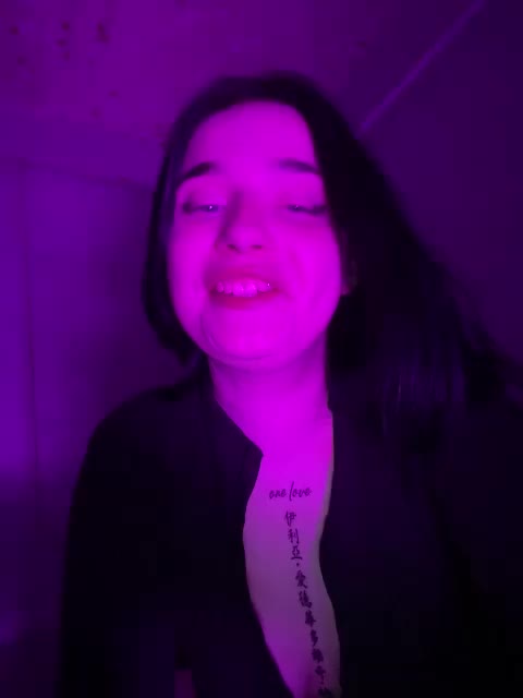 Aliska22 Cam Model Chat October 5, 2025