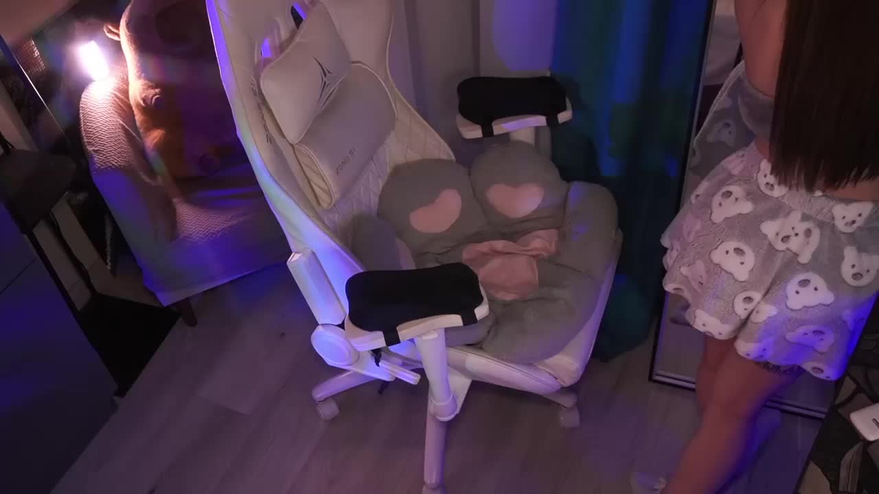 MiniNika Cam Model Chat October 7, 2025