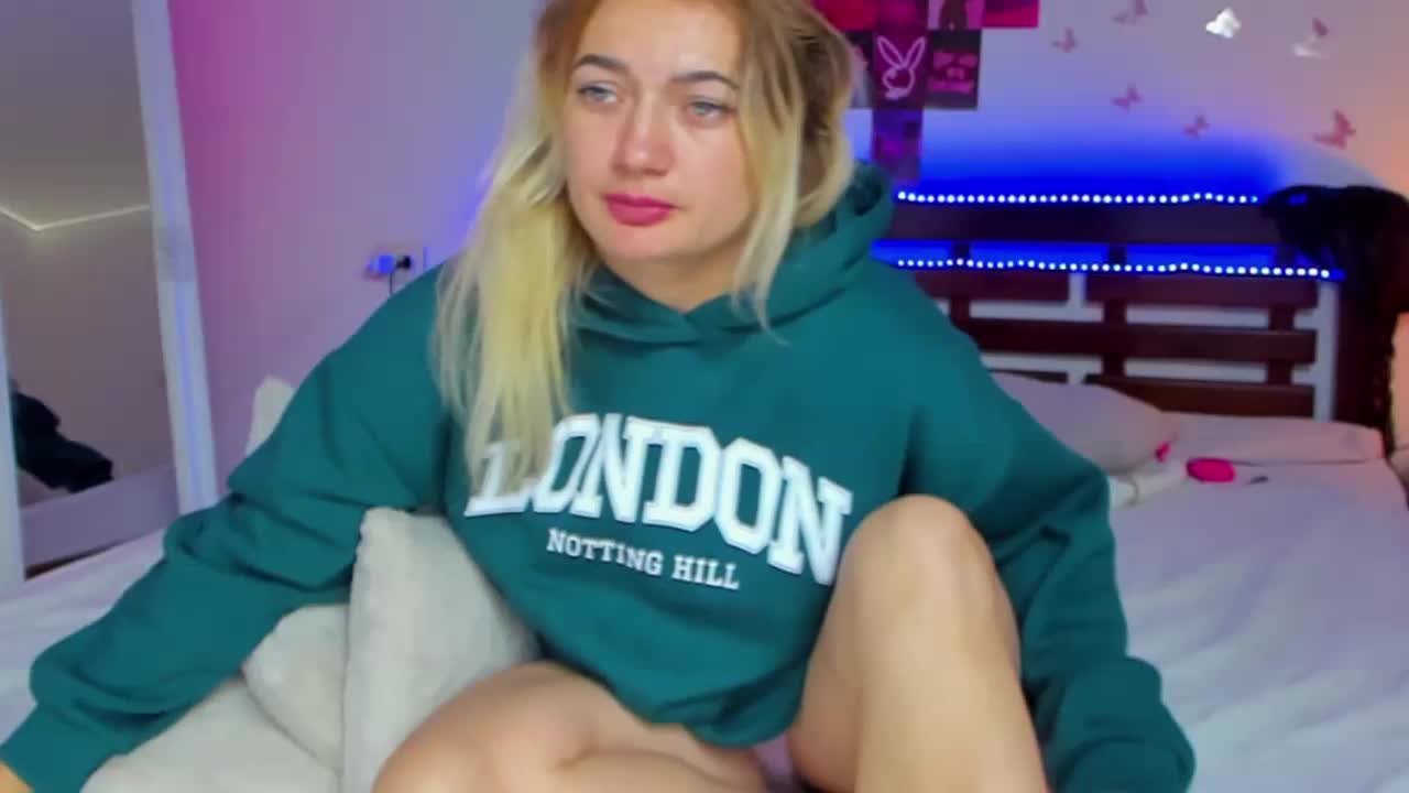 MikkiShows Cam Model Chat October 7, 2025