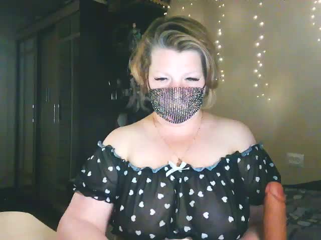 MsYummy Cam Model Chat October 7, 2025