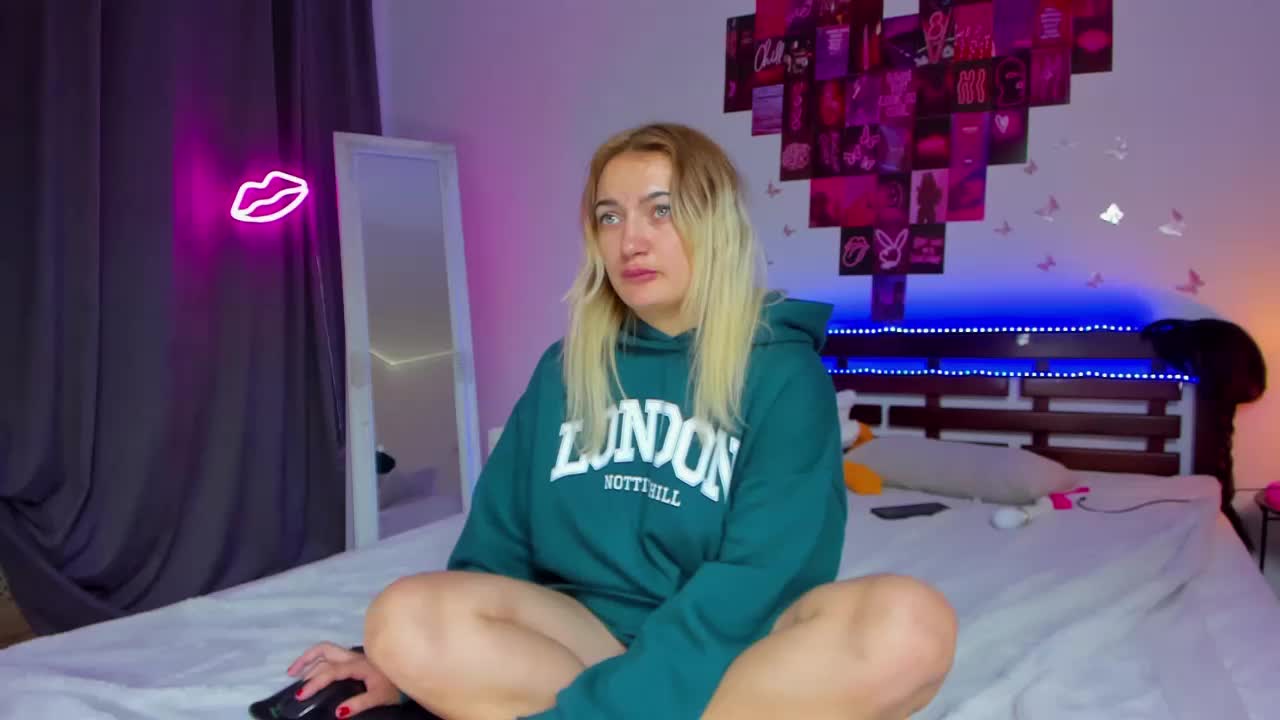 MikkiShows Cam Model Chat October 7, 2025