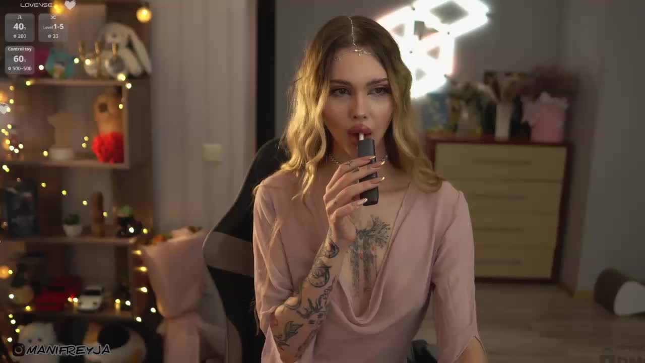 ManiFreyja Cam Model Chat October 8, 2025