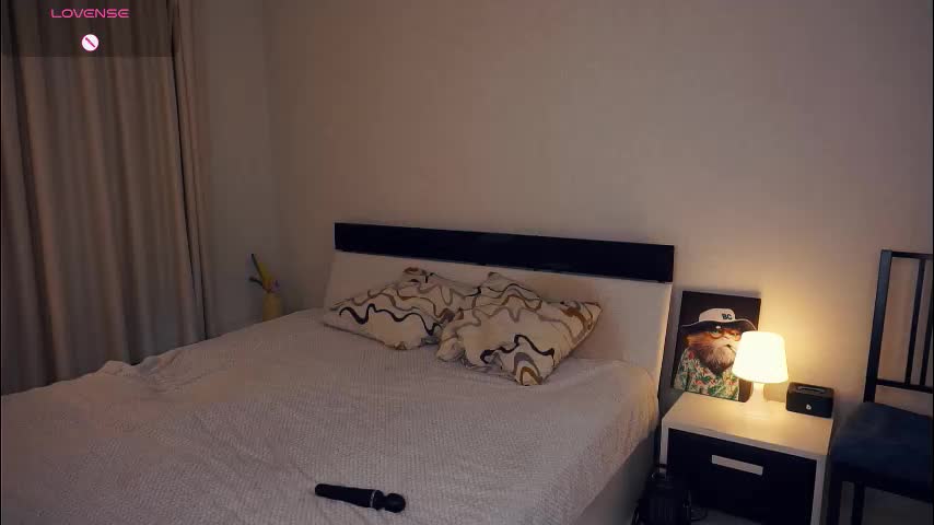 hip_hop_baby Cam Model Chat October 8, 2025