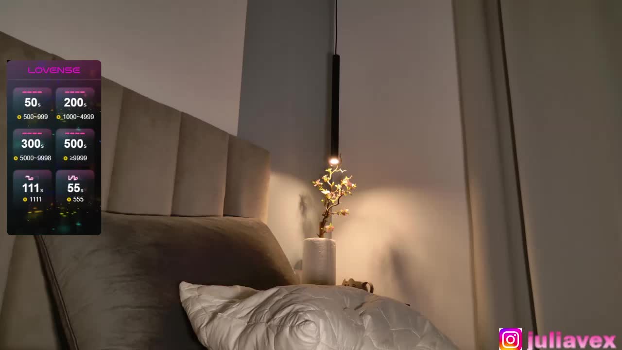 WOWJULIA Cam Model Chat October 8, 2025