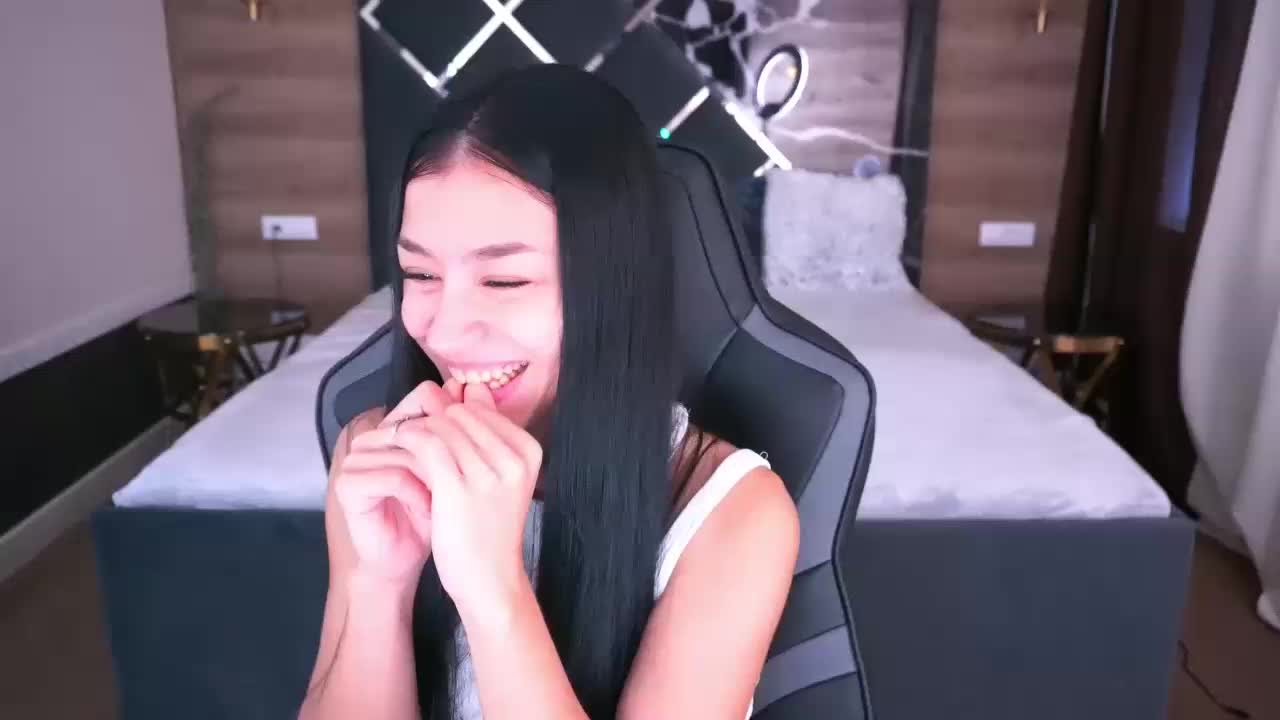 FataleNellie Cam Model Chat October 8, 2025