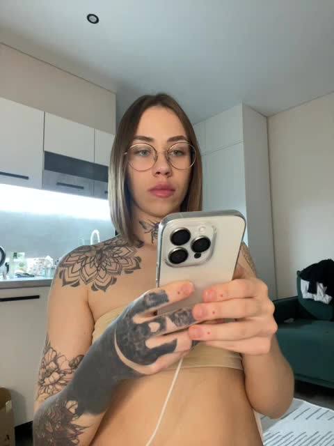 v_-_-_v Cam Model Chat October 9, 2025