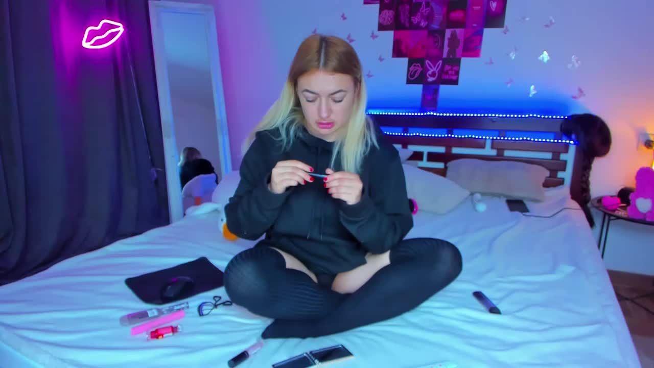 MikkiShows Cam Model Chat October 10, 2025