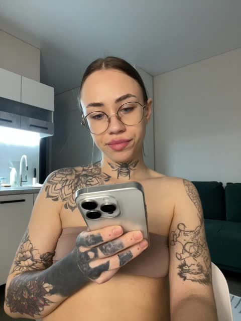 v_-_-_v Cam Model Chat October 11, 2025