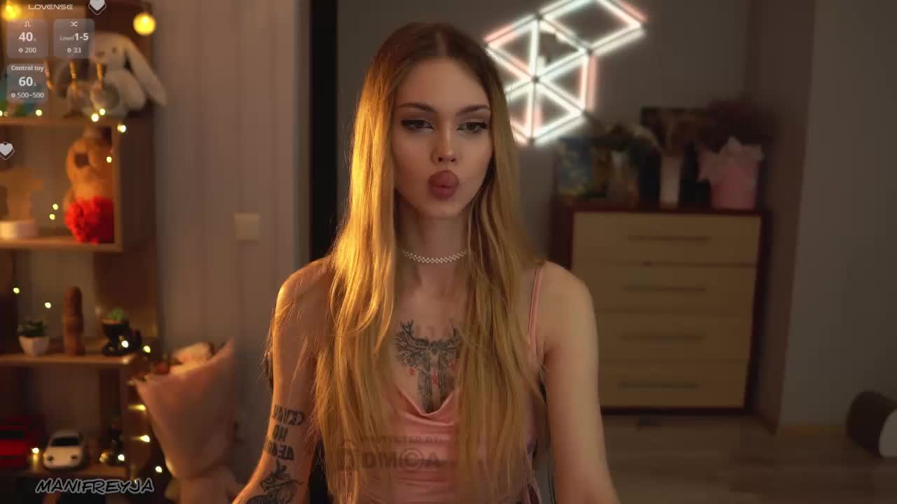 ManiFreyja Cam Model Chat October 13, 2025