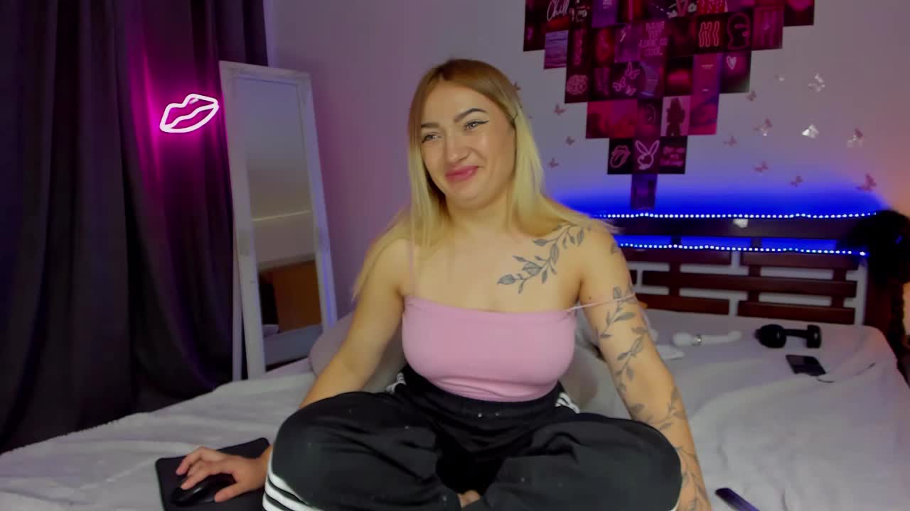 MikkiShows Cam Model Chat October 14, 2025