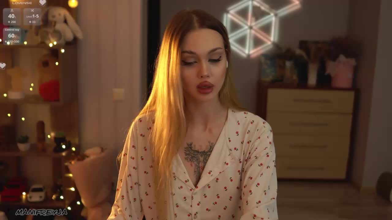 ManiFreyja Cam Model Chat October 14, 2025