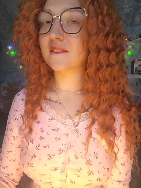 Mari_Gold Cam Model Chat October 14, 2025