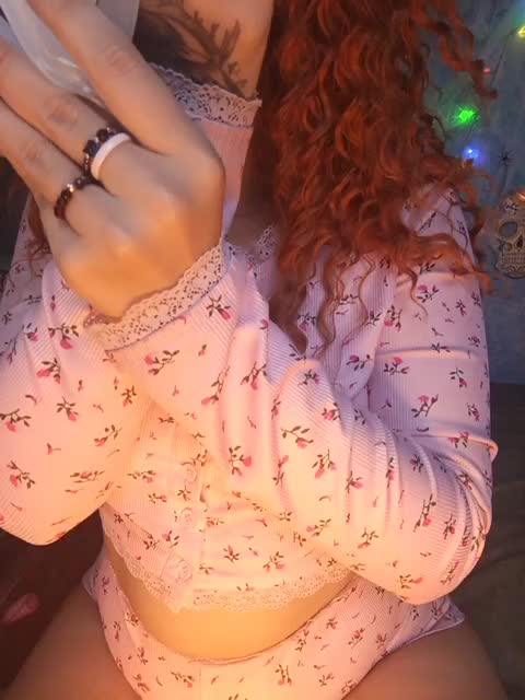 Mari_Gold Cam Model Chat October 14, 2025