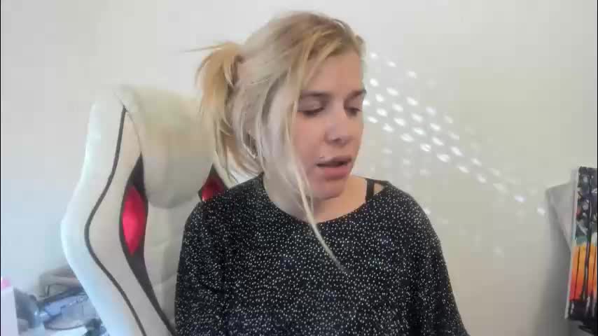 artsyandcraftsy_ Cam Model Chat October 14, 2025