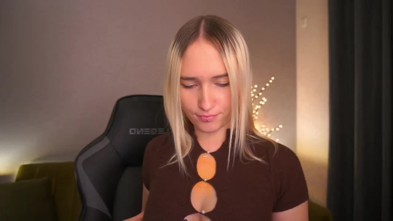 LilElfie_2025-10-15_18-35-57_323 Cam Model Chat October 15, 2025