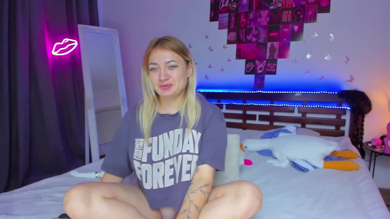 MikkiShows Cam Model Chat October 16, 2025