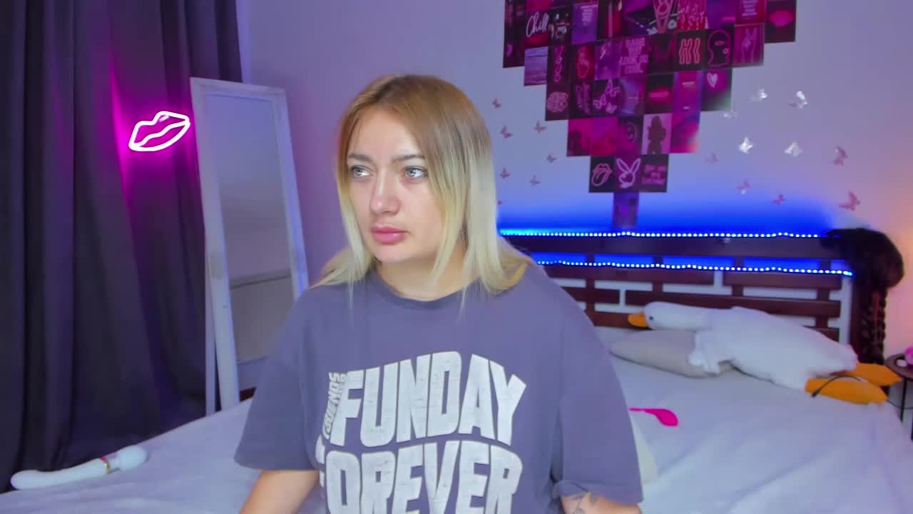 MikkiShows Cam Model Chat October 16, 2025