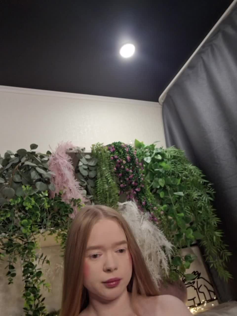 -scyrim- Cam Model Chat October 16, 2025