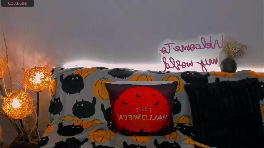 madis0n_crystal Cam Model Chat October 17, 2025