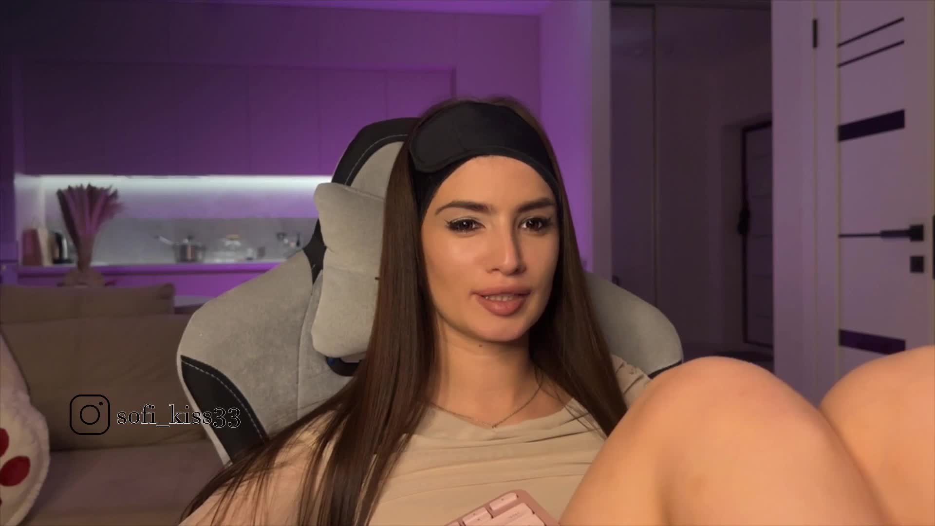 Sofi-Mi Cam Model Chat October 29, 2025