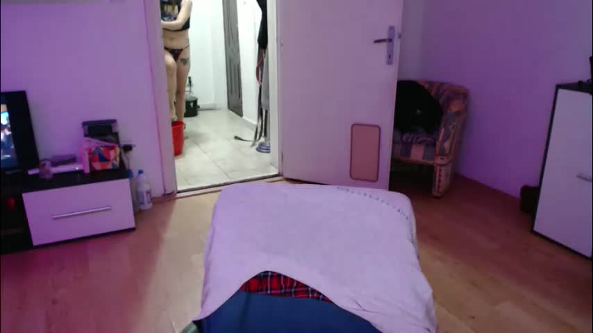 aliens4twenty Cam Model Chat October 29, 2025