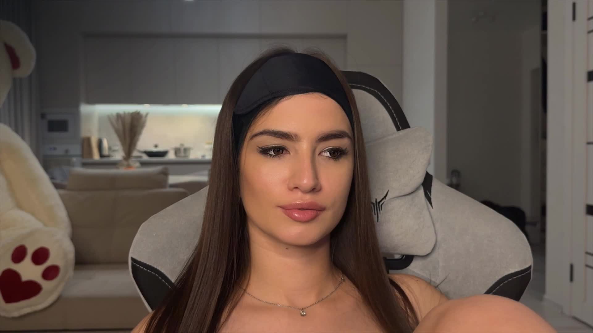 Sofi-Mi Cam Model Chat October 29, 2025