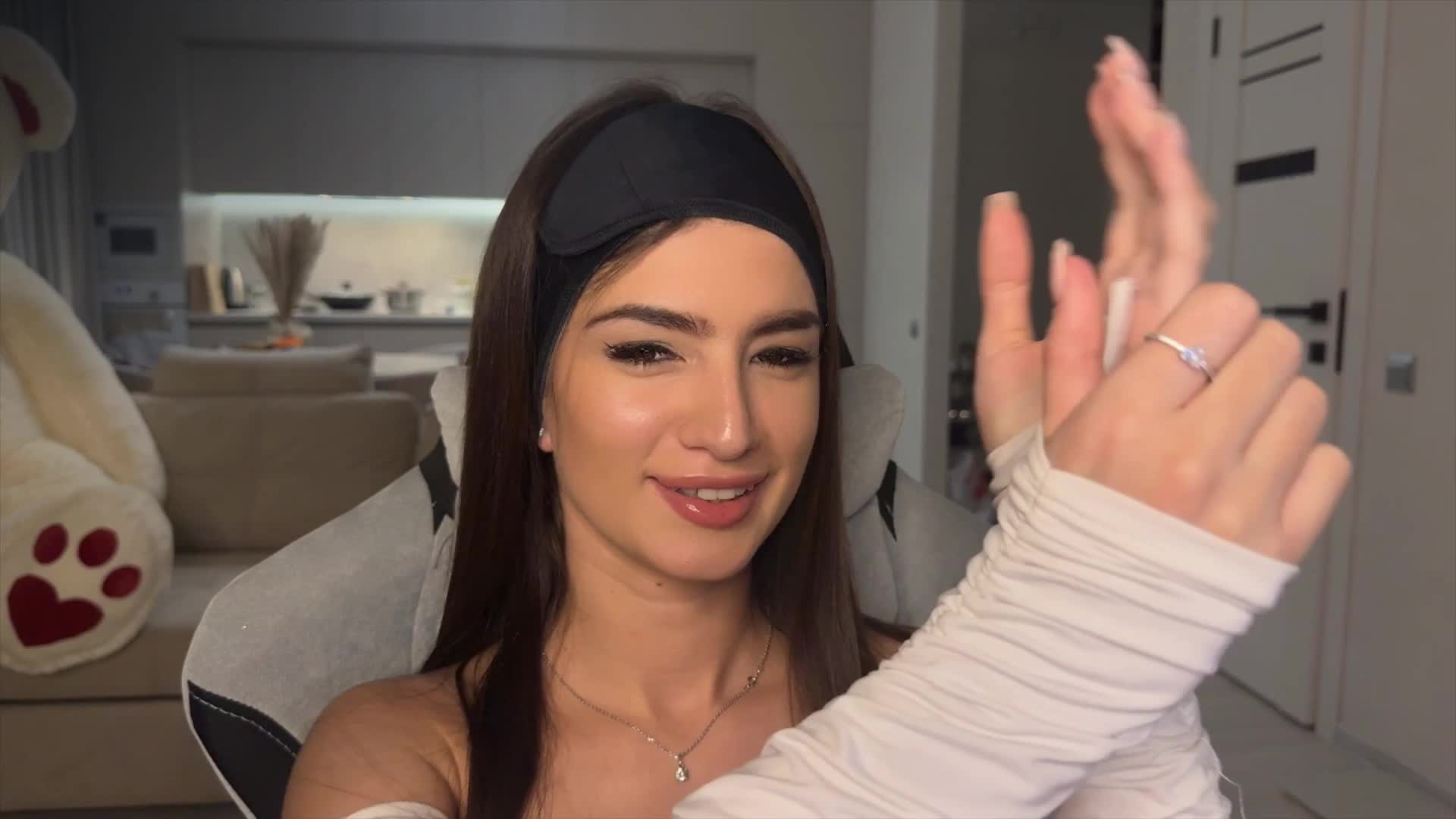 Sofi-Mi Cam Model Chat October 29, 2025