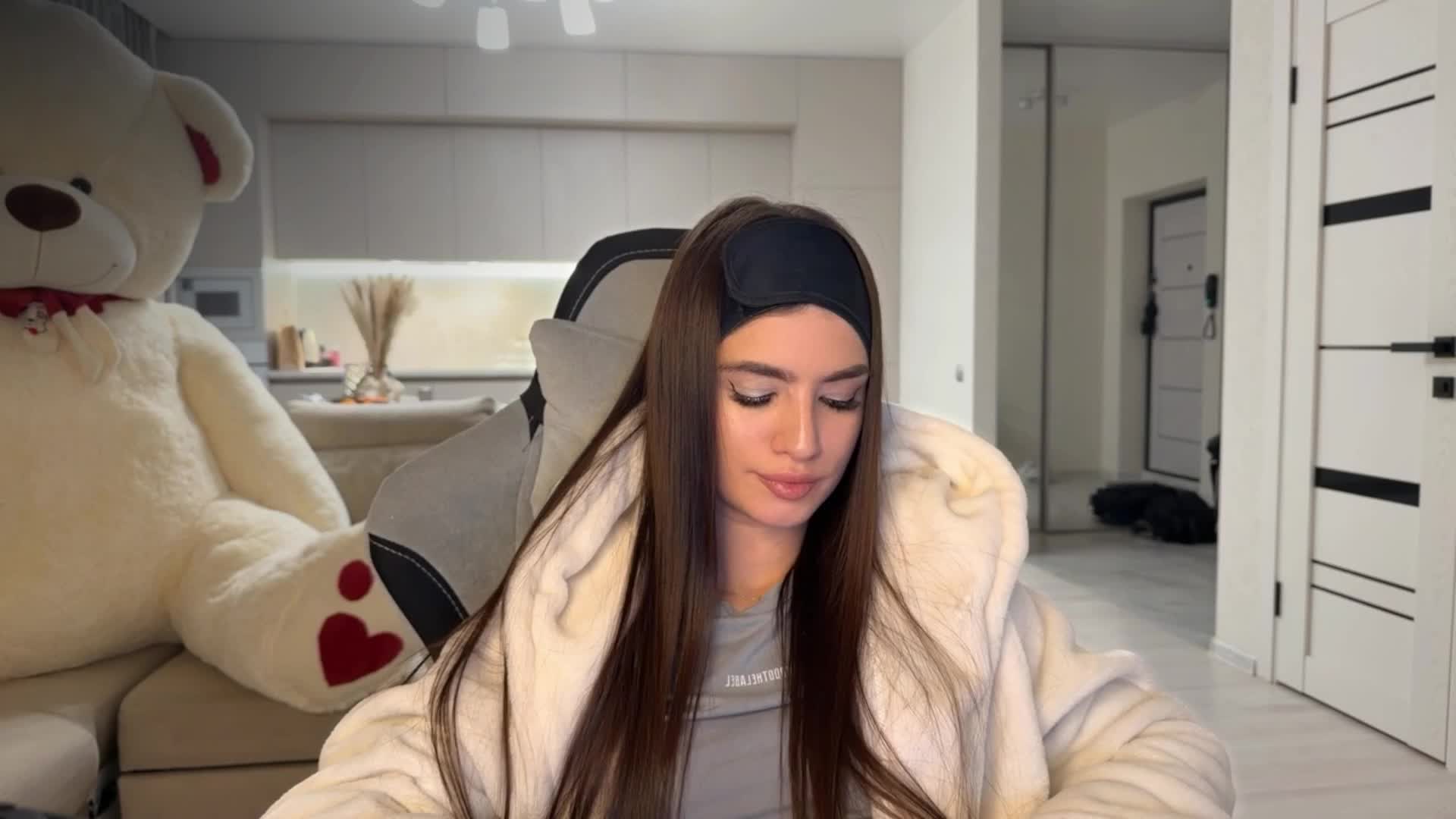 Sofi-Mi Cam Model Chat October 29, 2025