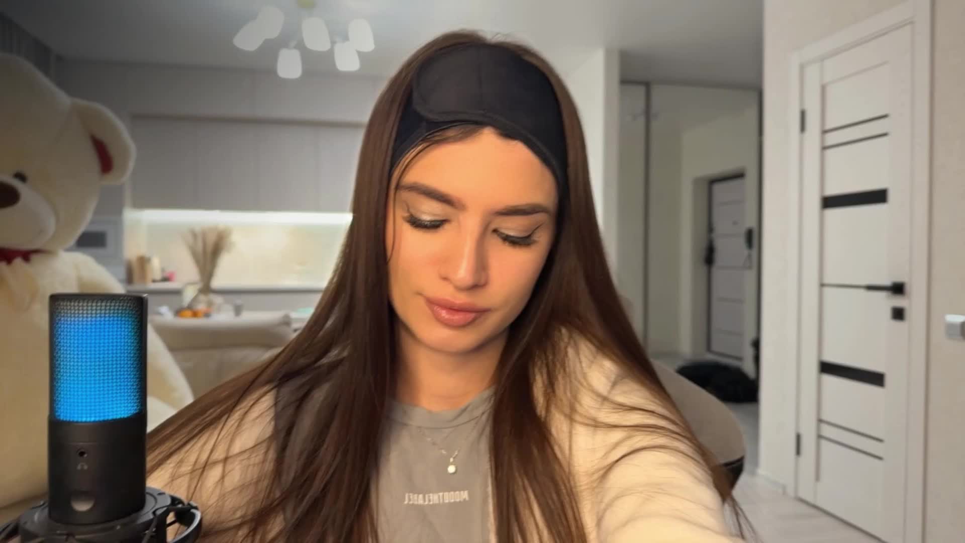 Sofi-Mi Cam Model Chat October 29, 2025